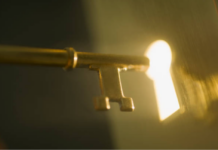 Quan poses la clau al pany