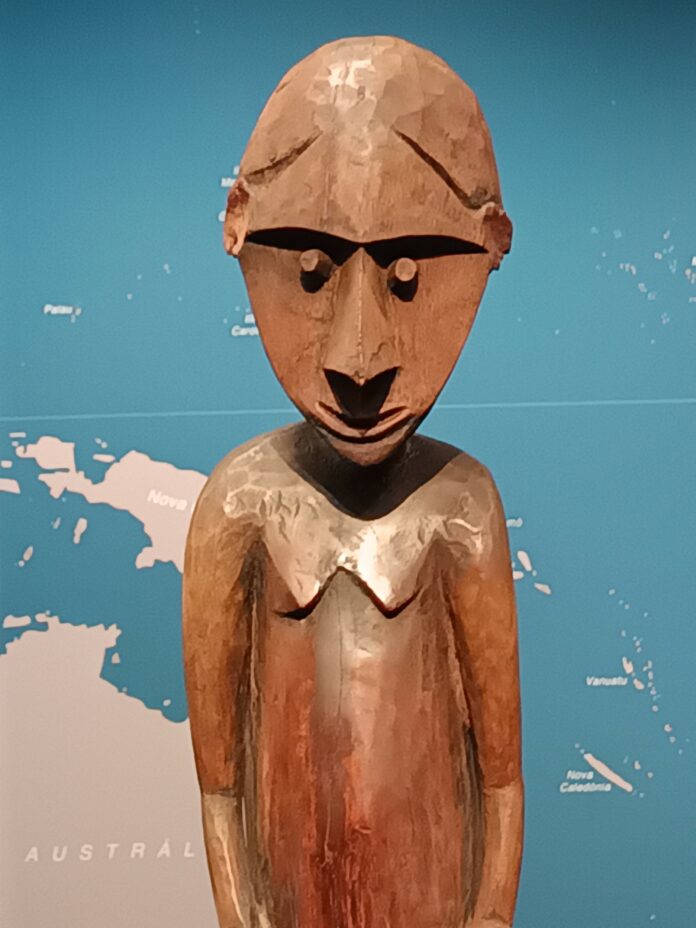 Foto figura tallada en fusta en una posa d'introspecció Exposició Veus del Pacífic - CaixaForum